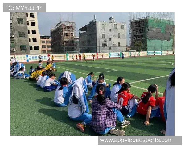 激情四溢的足球服海报展现运动精神与团队风采的完美结合