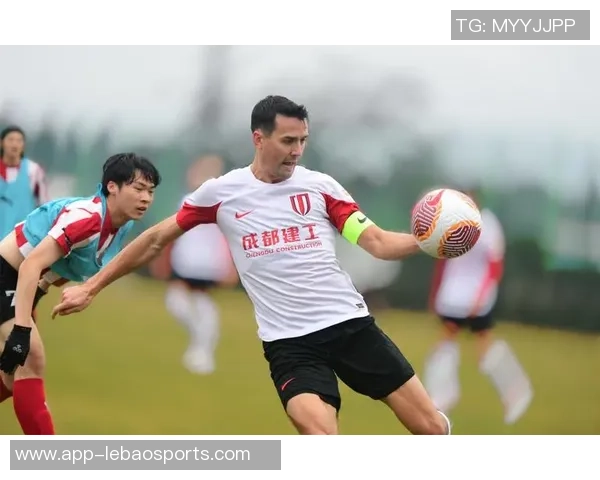 球员足球吗探讨职业足球运动员的训练与比赛生活 球员足球吗探讨职业足球运动员的训练与比赛生活